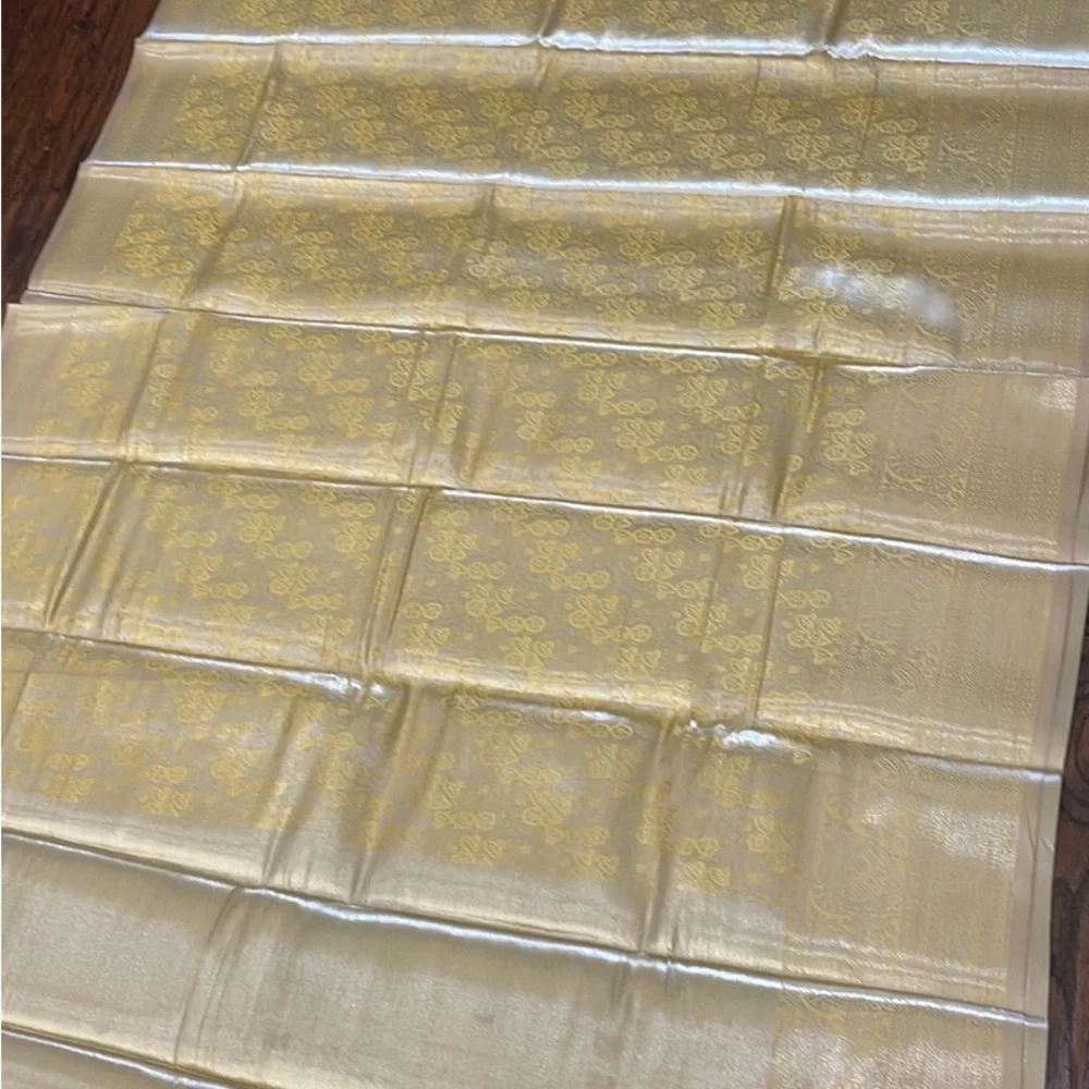 Elegant Gold Floral Jacquard saree - Shimmering Cream-Gold